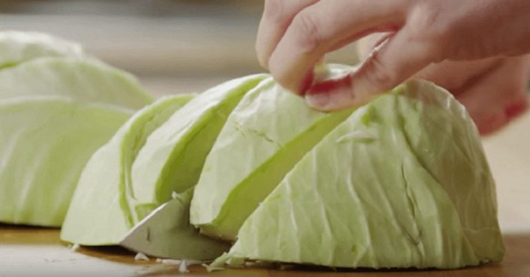 Никогда не пробовала такой вкусной тушеной капусты. Теперь готовлю только так!