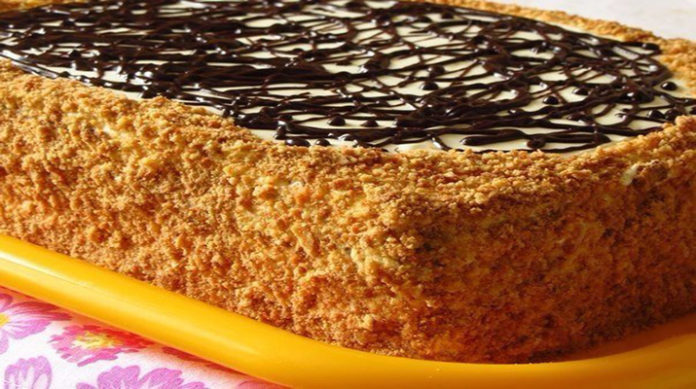 Пышный медовик со сметанным кремом и орехами.