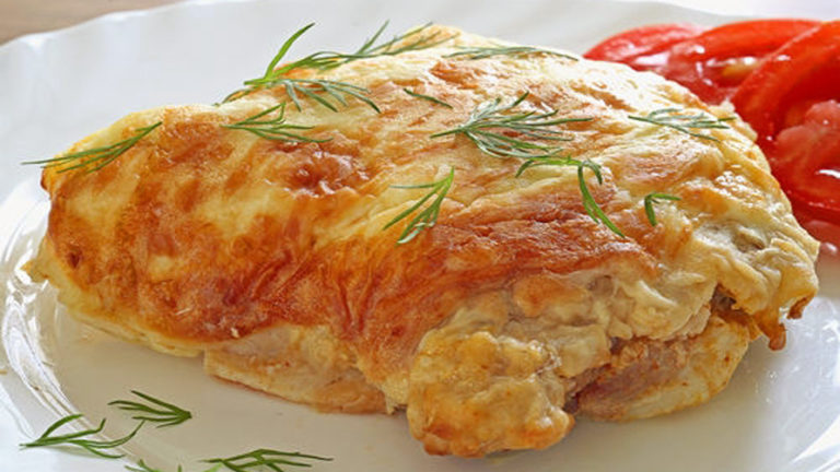 Диетическое «мясо по-французски» из куриного филе.
