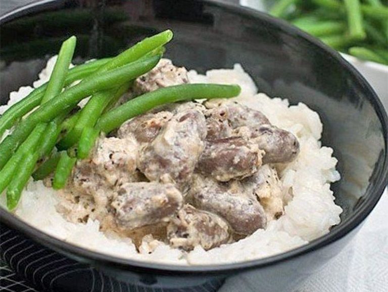 Куриные сердечки в сырном соусе