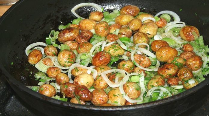 Самый лучший жареный молодой картофель.