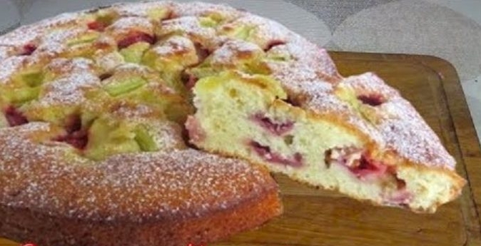 Самый вкусный пирог с ревенем и клубникой!