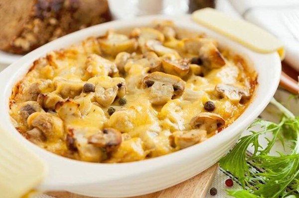 Диетическая куриная запеканка с грибами и сыром