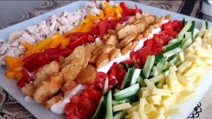 Красочный и легкий салат на праздничный стол
