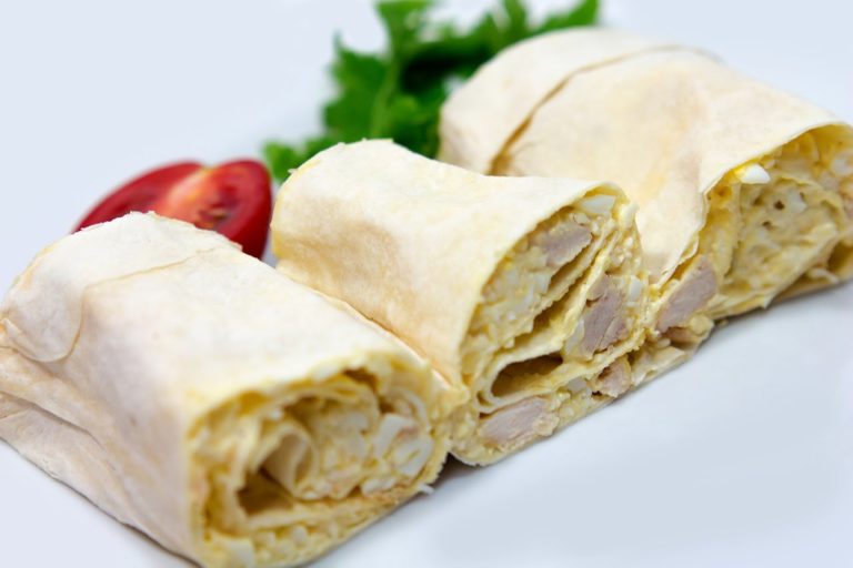 Рулет с курицей и сыром