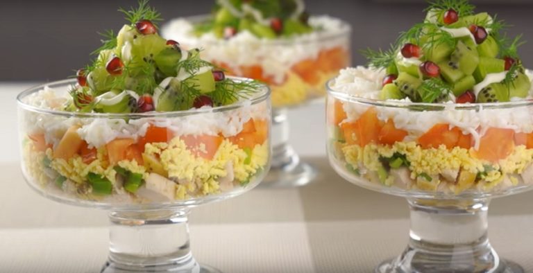 Салат «Новогодние елочки» с курицей и киви
