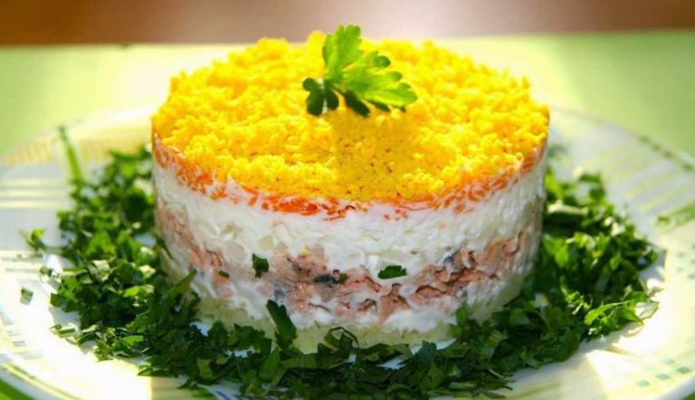 Салат с тунцом, яйцом и сыром