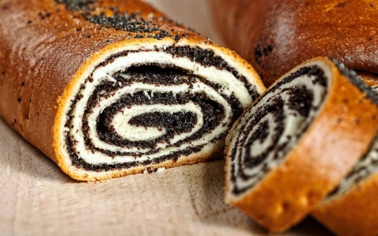 Рулет с маком или орехами – лучший рецепт домашней выпечки. Много начинки и тонкое тесто – идеальное сочетание!