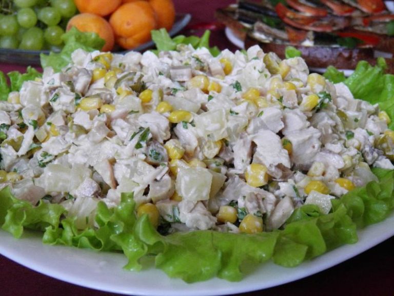 Салат с ананасами и курицей