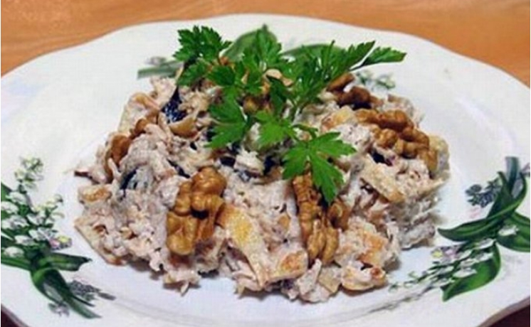 Салат «Витаминный» с курагой и кукурузой