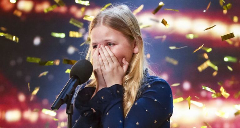 Застенчивая девочка вышла на сцену. Через несколько секунд зал аплодировал стоя!