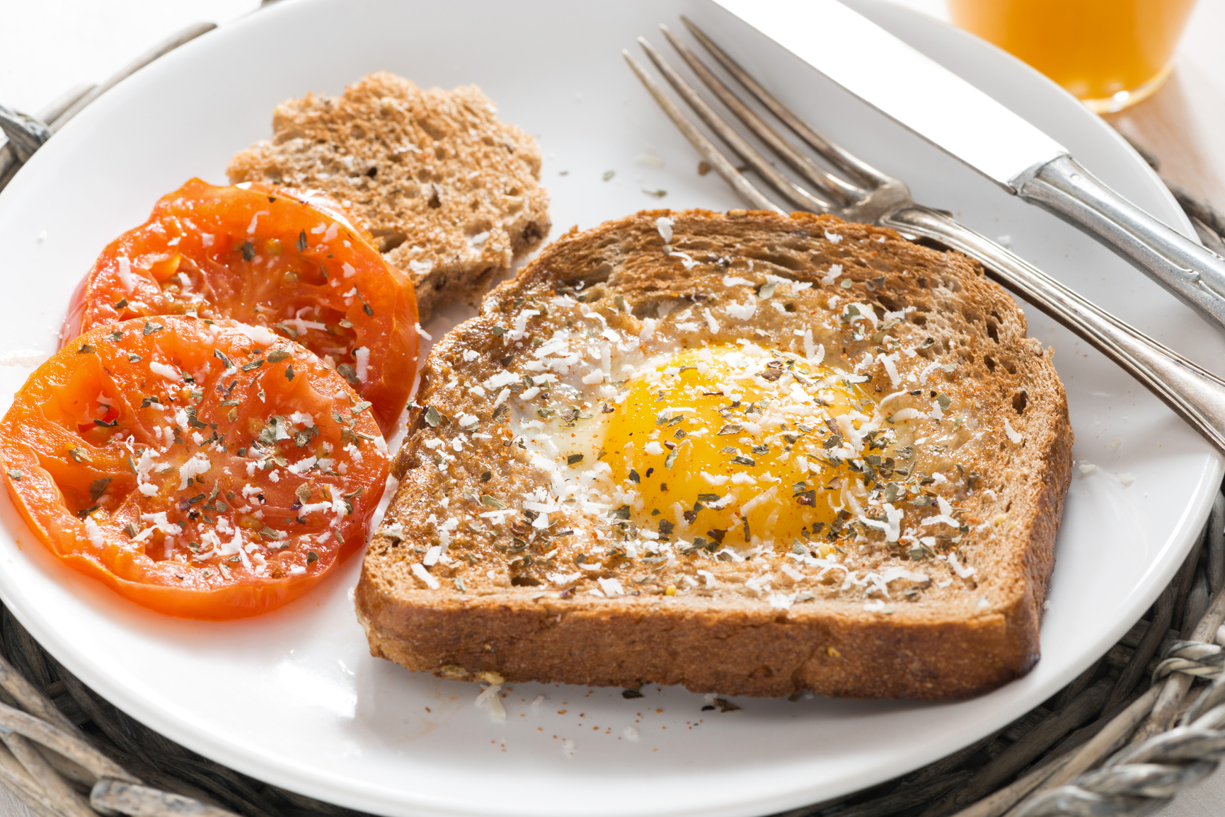 Тостовый хлеб с яйцом на сковороде. Яичница в хлебе. Завтрак яичница в хлебе. Глазунья в хлебе. Жареный хлеб с яйцом.