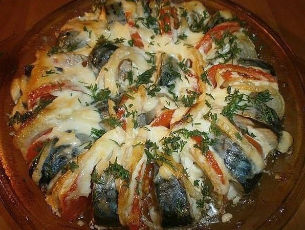 СКУМБРИЯ, ЗАПЕЧЁННАЯ ПОД ОВОЩАМИ