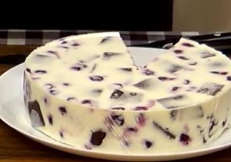 Торт-суфле с творогом и вишнями