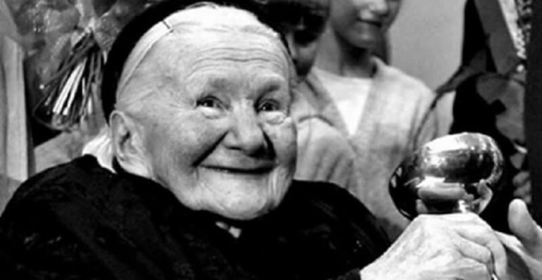 Эта женщина живьем укладывала детей в гробы. Спустя годы она получила за это награду!