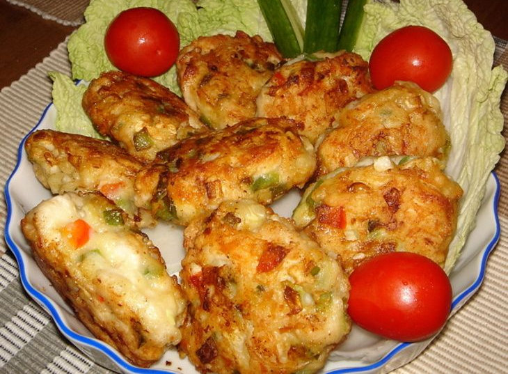 Полезные котлеты из куриного мяса с овощами и сыром