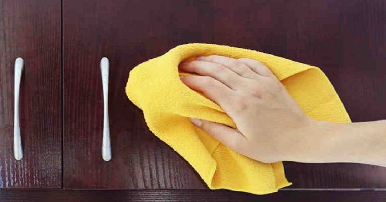 5 быстрых способов очистить кухонные шкафчики от жирного налета