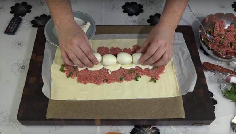 Он положил яйца прямо на фарш. Гости думали, получится обычное мясо в тесте, но в итоге оторваться не могли