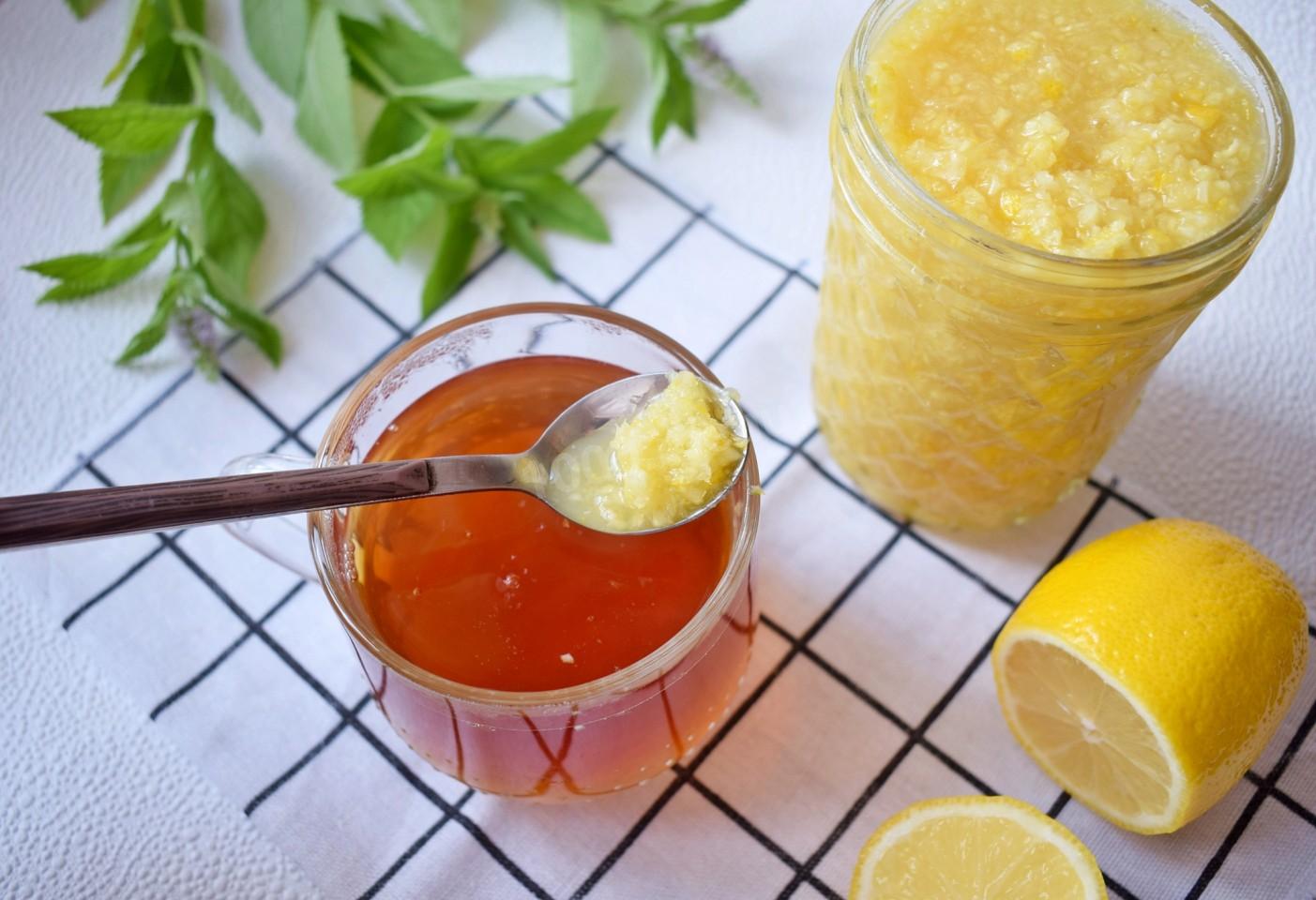 Имбирь мед и лимон рецепт от простуды. Мед лимон имбирь. "Имбирь, лимон и мёд" сироп 100 мл. Лимон с имбирем. Мед с лимоном.