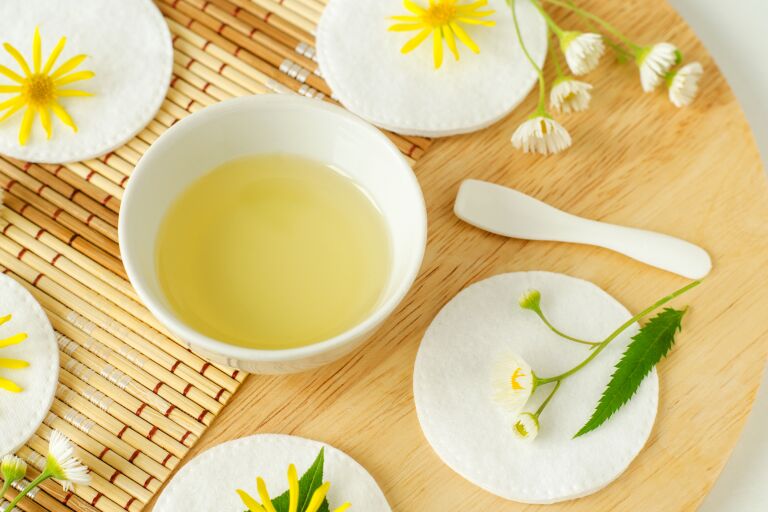 Камфорное масло для лица: полезные свойства, варианты применения, рецепты  масок