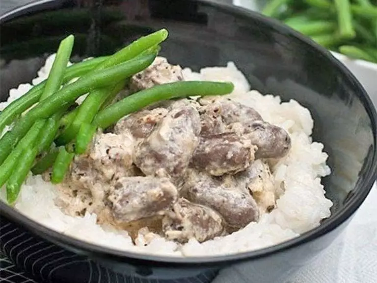Куриные сердечки в сырном соусе