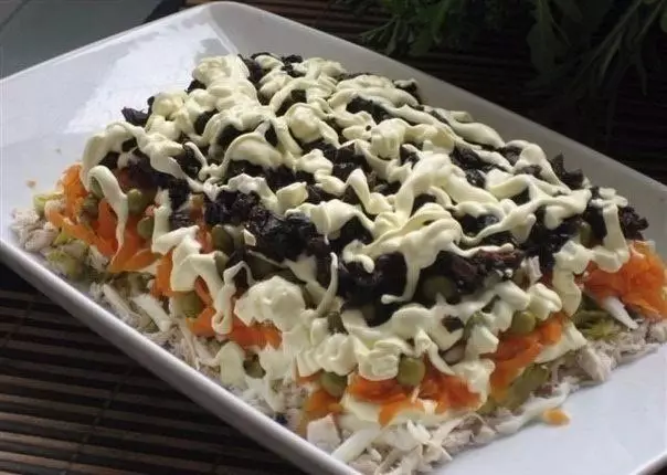 Рецепт этого салата будут выпрашивать все гости. Очень вкусный!
