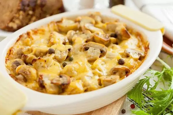 Диетическая куриная запеканка с грибами и сыром