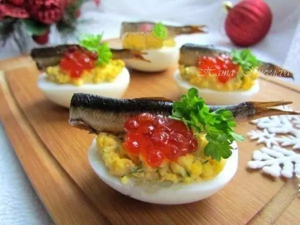 Фаршированные яйца со шпротами и красной икрой