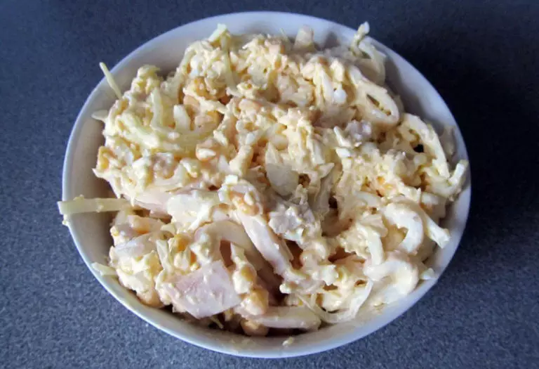 Белковый салат из кальмаров с сыром