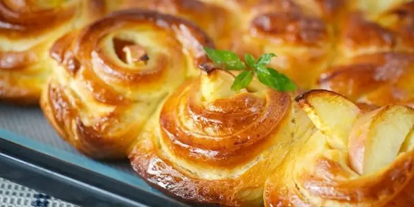Булочки на кефире с яблоками: ароматные и нежные, как бабушкины руки!