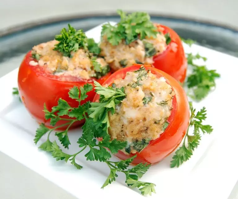 Помидоры фаршированные курицей