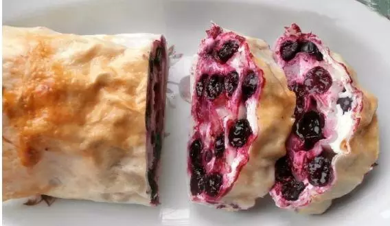 Самая простая и быстрая выпечка к чаю! Творожно-ягодный рулет из лаваша!
