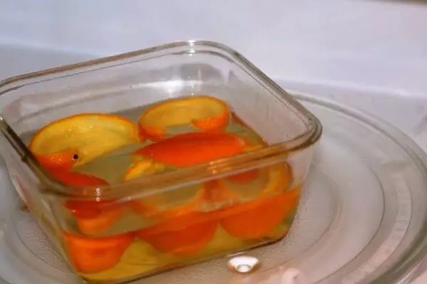 Как помыть микроволновую печь с помощью апельсиновых корок