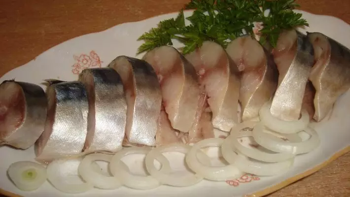 Скумбрия, маринованная в яблочном уксусе с пряностями