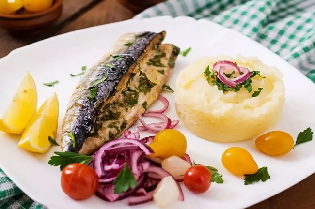 Запеченная скумбрия с травами
