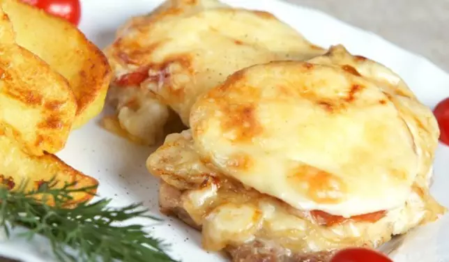 3 рецепта мяса по-французски: актуально для любого праздничного застолья