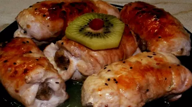 Быстрые и сочные рулетики из курицы с грибами