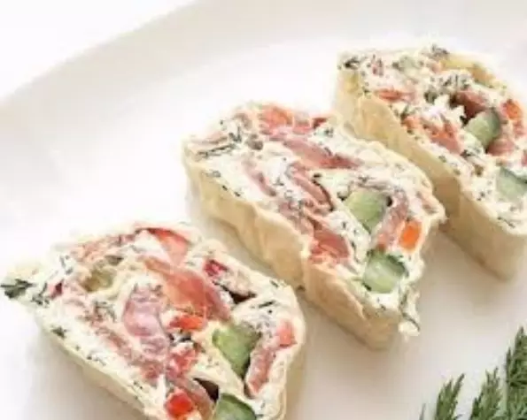 Диетический перекус: рулет с творогом и семгой (без запекания)