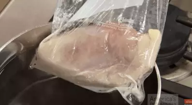 Этот способ поможет быстро разморозить мясо без микроволновки