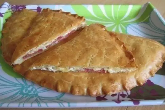 Кальцоне — Пирог с творогом, сыром и салями