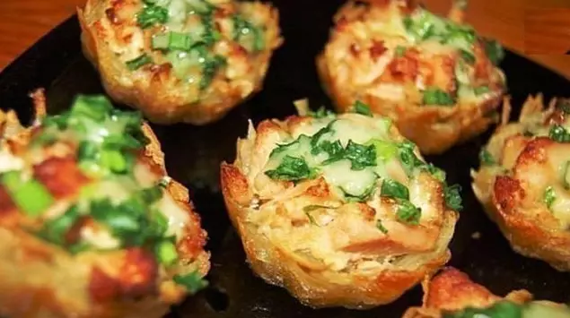 Картофельно – мясные тарталетки под сырно — чесночным соусом