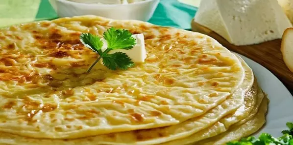 Лепешки на кефире получаются тонкими, готовятся очень быстро
