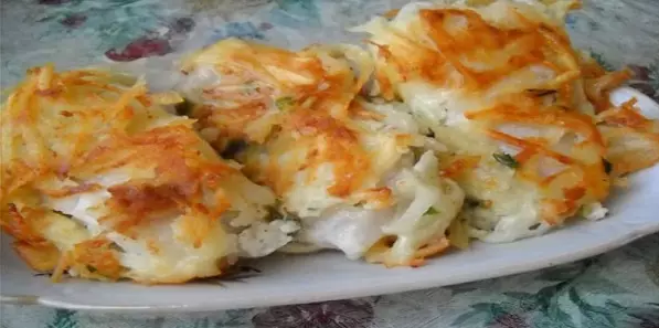 Очень вкусный праздничный рецепт жареной рыбы под тертой картошкой