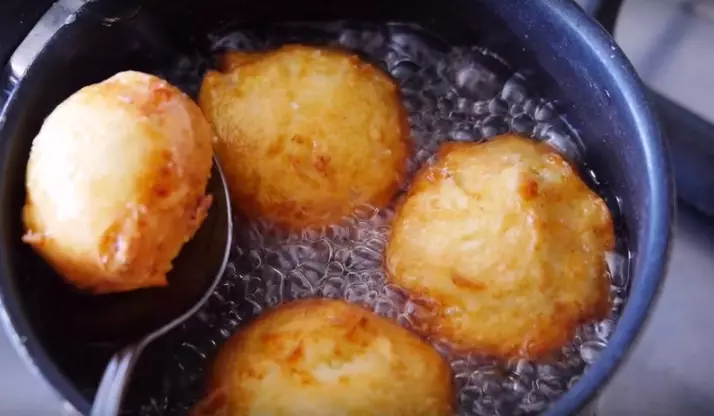 Она добавила в тесто творог. То, что получилось, приведет твои вкусовые рецепторы в экстаз!