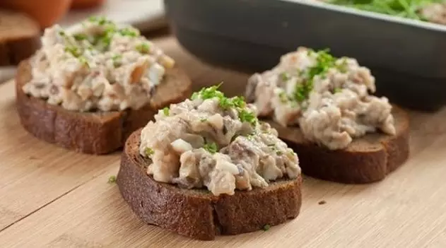 Праздничные бутерброды с грибами и скумбрией