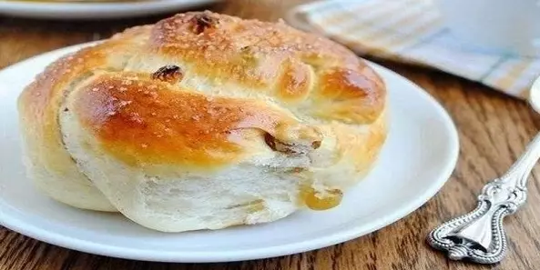 Пряные булочки с изюмом