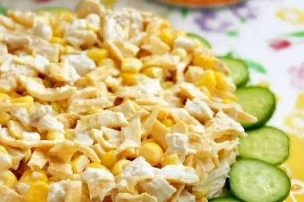 Салат с курицей и яичными блинчиками