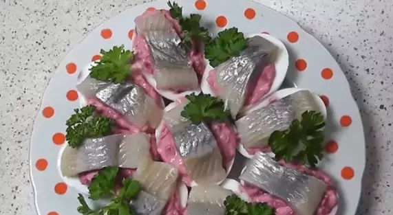 Селедка под шубой в яйце