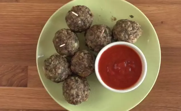 Сытные мясные шарики с сыром: оригинальная альтернатива привычным котлетам