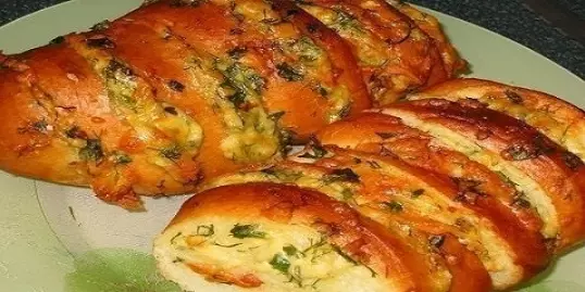 Хрустящий хлебушек пропитанный маслом, сыром и чесночком